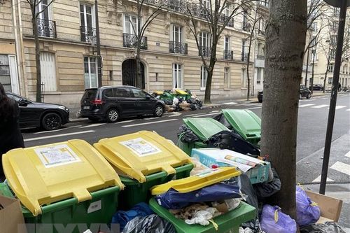 Thủ đô Paris đối mặt với tình trạng quá tải rác sinh hoạt
