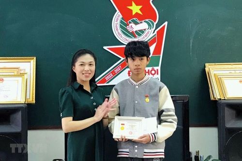 Thanh niên cứu 2 người trong ôtô chìm nhận huy hiệu Tuổi trẻ dũng cảm