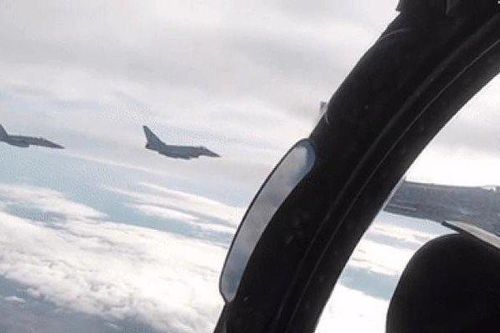 NATO tung video 6 chiến đấu cơ hộ tống 'pháo đài bay' B-52 Mỹ