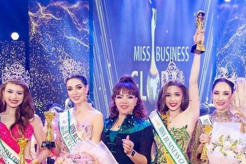 Nghệ nhân Kim hoàn Quốc gia Hồ Thị Thanh Hương làm giám khảo một cuộc thi quốc tế lần đầu tổ chức tại Việt Nam
