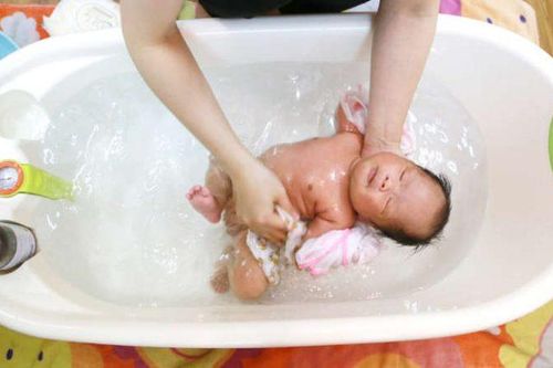 Trẻ sơ sinh nên tắm lần đầu tiên khi nào?