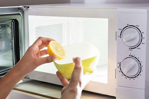 Cách làm sạch lò vi sóng trong vòng một nốt nhạc