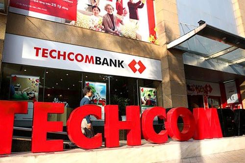Techcombank bị hạ bậc tín nhiệm, triển vọng 'tiêu cực'