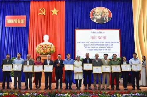 Khen thưởng tập thể, cá nhân giữ gìn và phát huy phong cách người Đà Lạt
