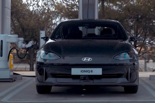 Hyundai công bố video ra mắt robot sạc cho xe điện tại trạm sạc pin