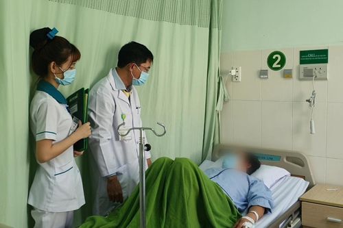 Đang ăn lẩu bất ngờ nuốt phải thứ này, người đàn ông nhập viện khẩn