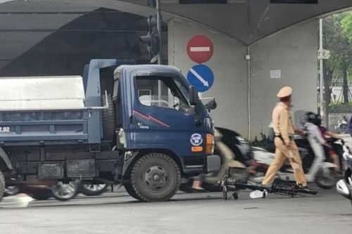 Một người đi xe đạp tử vong sau va chạm với ô tô tải giữa phố Hà Nội