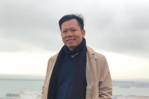 Bình chân như vại giữa ồn ào với Bà Nhân Vlog, bác sĩ Cao Hữu Thịnh nay còn 'thả thính' chiều lòng chị em