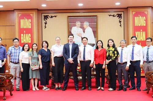 Phó Chủ tịch UBND tỉnh An Giang Trần Anh Thư tiếp ông James Alenxander Deane, Bí thư Thứ hai, Đại sứ quán Úc tại Hà Nội
