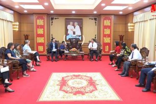 Phó Chủ tịch UBND tỉnh An Giang Trần Anh Thư tiếp ông James Alenxander Deane, Bí thư Thứ hai, Đại sứ quán Úc tại Hà Nội