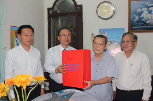 Phó Chủ tịch UBND tỉnh Trần Hòa Nam thăm, tặng quà người có công với cách mạng tại Nha Trang