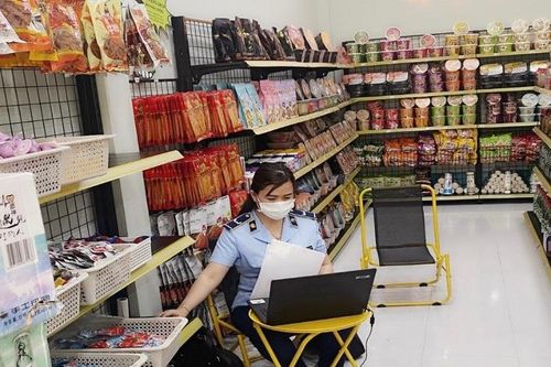 Tạm giữ lô hàng hơn 3.200 sản phẩm thực phẩm bao gói sẵn do Trung Quốc sản xuất