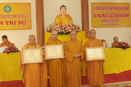 Gia Lai: Trao giáo chỉ tấn phong giáo phẩm 26 vị Tăng Ni và ra mắt nhân sự 12 ban chuyên môn