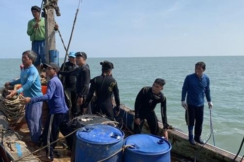 Cứu hộ lặn mò tìm kiếm nạn nhân trong khoang thuyền chìm dưới biển Cần Giờ
