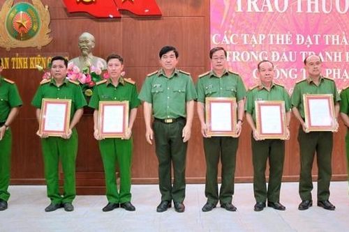 7 tập thể thuộc Công an tỉnh Kiên Giang nhận bằng khen của Bộ Công an