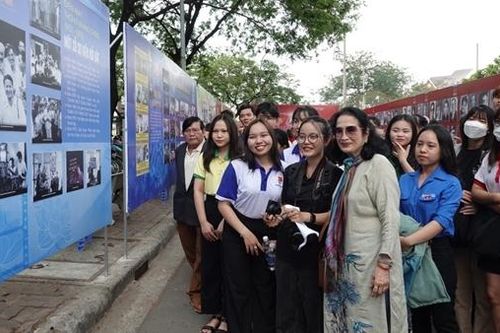 Khai mạc Triển lãm 'Dấu ấn 70 năm Điện ảnh cách mạng Việt Nam'