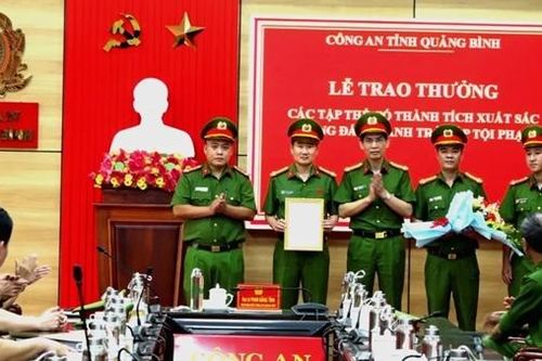 Khen thưởng đột xuất Công an thành phố Đồng Hới