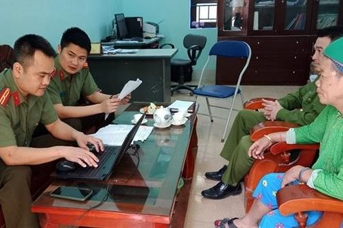 Doanh nhân Hoàng Hường thích livestream bị Công an mời lên làm việc