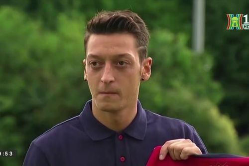 Tiền vệ Mesut Ozil giải nghệ ở tuổi 35