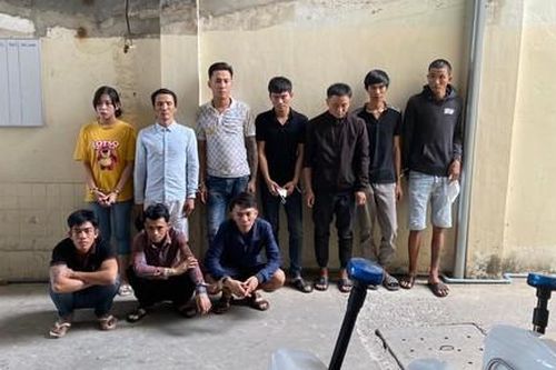 Phát hiện nhóm đối tượng sử dụng ma túy, thu giữ thêm súng, mã tấu