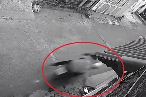 Ngồi trước nhà sử dụng điện thoại cần cảnh giác, coi chừng bị giật