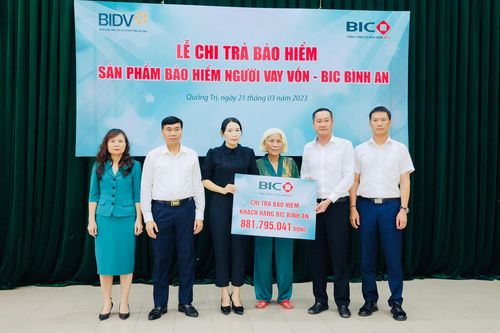 BIC trao gần 900 triệu đồng quyền lợi bảo hiểm cho khách hàng vay vốn
