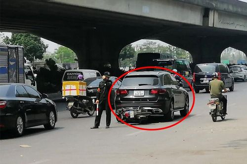 Ô tô Mercedes đỗ giữa đường khiến xe máy gặp nạn