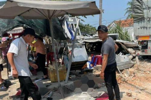 Né ống thép rơi xuống đường xe đầu kéo tông sập nhà dân, nhiều người bị thương