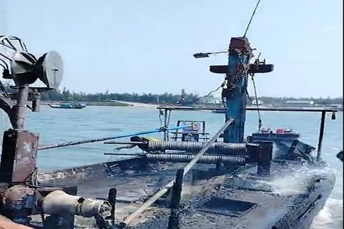 Tàu cá cháy trơ khung khi đang neo đậu trên biển Hà Tĩnh