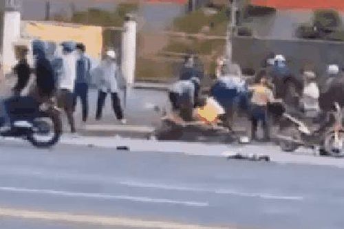 Nhóm phụ nữ U50 hẹn 'giải quyết mâu thuẫn' trước cổng công ty gây náo loạn