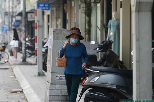 Người đi bộ trên vỉa hè phải luồn lách tránh gốc cây, cột điện