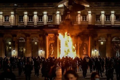 Tòa thị chính Bordeaux của Pháp rực lửa vì biểu tình