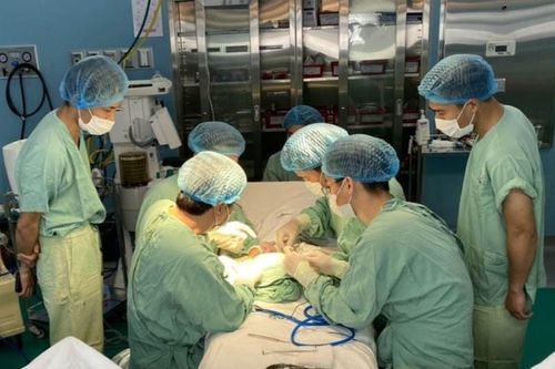 Phẫu thuật nội soi lấy sỏi ống mật cho bé gái 6 tuổi
