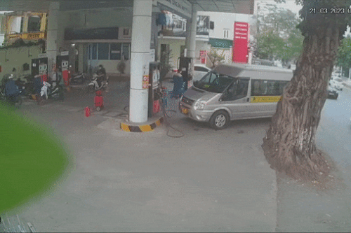 Người đàn ông ngã giữa đường sau va chạm với ôtô