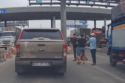 Hai tài xế đánh nhau trước trạm thu phí quốc lộ 5