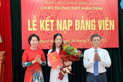 Hai học sinh THPT đầu tiên của quận Thanh Xuân được kết nạp Đảng