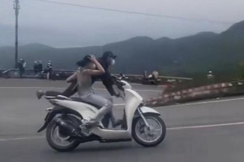 Khởi tố cặp vợ chồng lái xe máy 'diễn xiếc' trên đèo Hải Vân