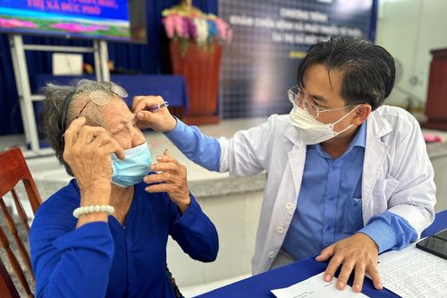 Hỗ trợ khám, chữa bệnh cho bà con miền biển Quảng Ngãi