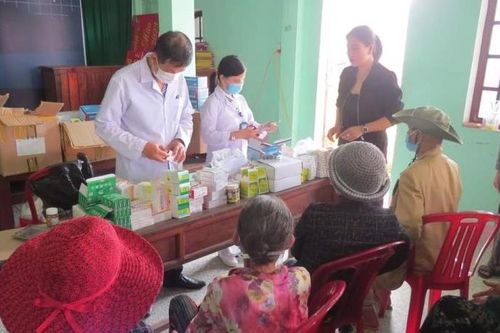 Khám bệnh và cấp thuốc miễn phí cho 1.000 người dân
