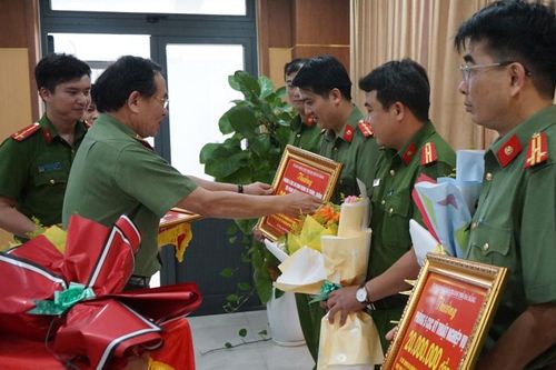 Nhiều đơn vị của Công an được Chủ tịch UBND TP Đà Nẵng khen thưởng
