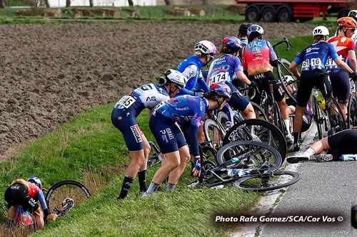 Nguyễn Thị Thật gặp nạn bỏ cuộc giải xe đạp Classic Brugge-De Panne 2023