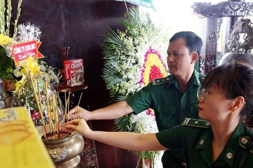 Dâng hương tri ân liệt sĩ thanh niên xung phong đã ngã xuống vì Tổ quốc