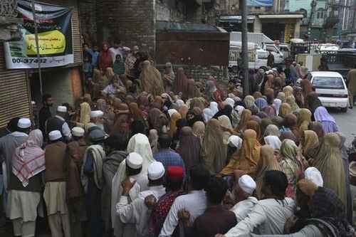 Pakistan: Hàng trăm người giẫm đạp giành bột mì miễn phí