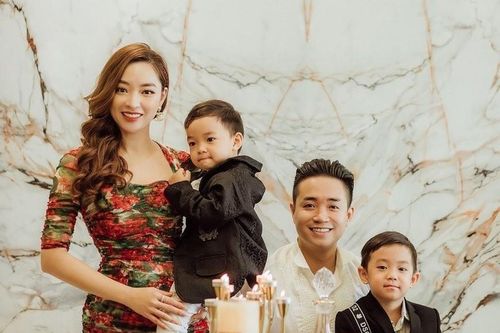 Theo chồng bỏ cuộc chơi, nữ tiếp viên hàng không vẫn nổi như cồn