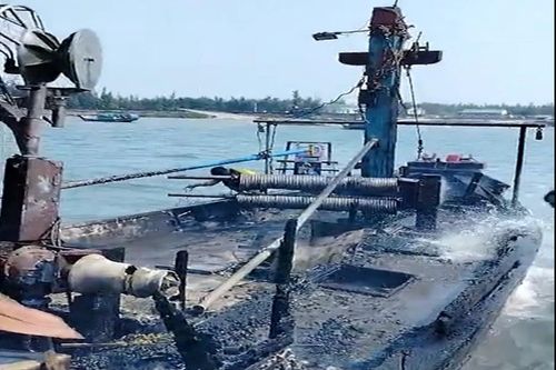 Tàu cá bốc cháy khi đang neo đậu