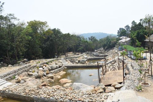 Ồ ạt chặn suối để làm du lịch