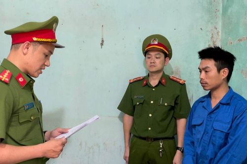 Khởi tố cặp vợ chồng đi xe máy 'diễn xiếc' trên đèo Hải Vân