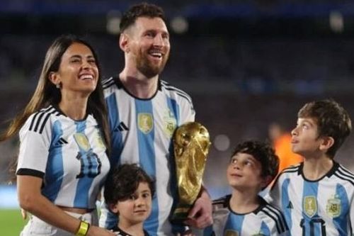Messi và đồng đội tuyển Argentina rước bản sao Cup vàng World Cup cùng người thân