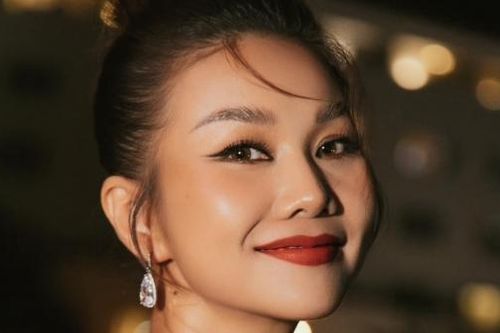 Siêu mẫu Thanh Hằng kiều diễm trong thiết kế trắng tinh khôi