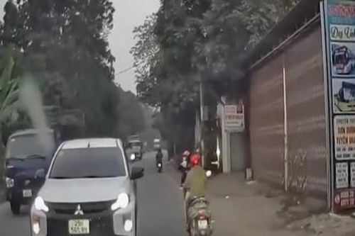Bức xúc khi tài xế xe bán tải, lấn làn, đánh võng, nháy đèn xin nhường đường